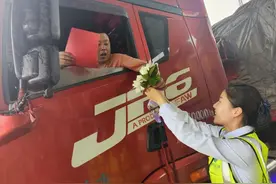 端午香满途 香囊寄平安图片