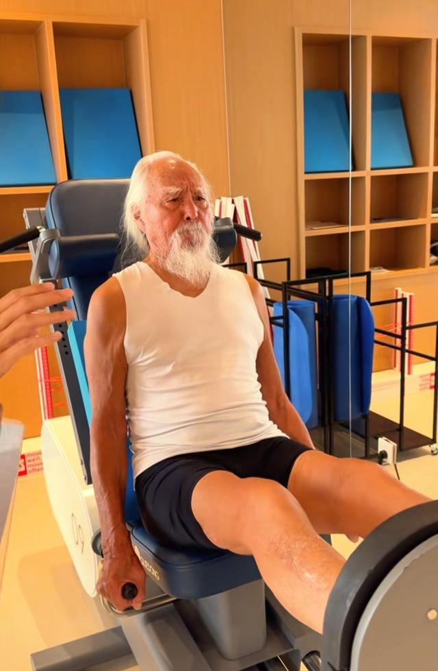 89岁王德顺晒游泳照，胸大肌饱满，全身皮肤只略微显皱	，泳姿矫健