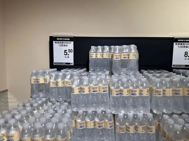 当5块钱12瓶的矿泉水开始出现：中国进入了硬折扣时代