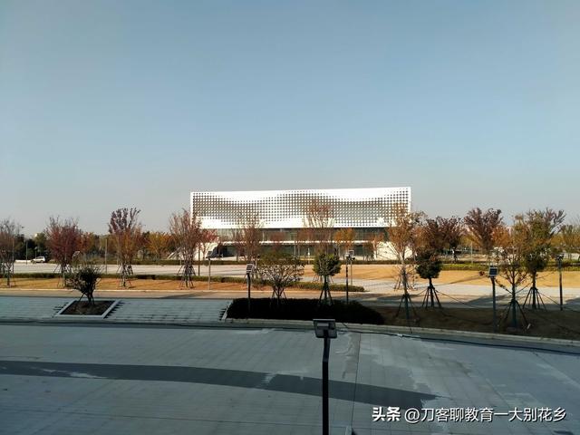 魅力麻城：位于城东滨河新区的麻城市文体中心新貌