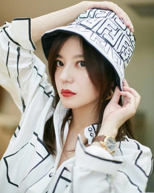 封杀四年，49岁赵薇突传消息，因胃癌去世传闻5个月前就真相大白