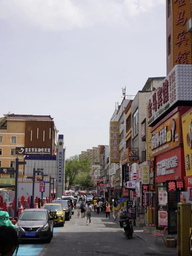 乌鲁木齐的劳动街，是由小炒、烧烤和夏夜晚风组成的