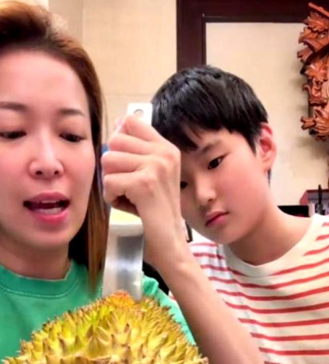 曾是中国顶尖主持人，如今深夜卖水果养儿！活出了女性最美的样子