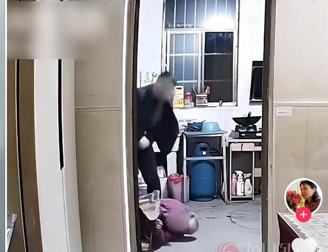 母亲被儿子暴打后续：男子身份被扒、高清正面照流出，悬针纹明显