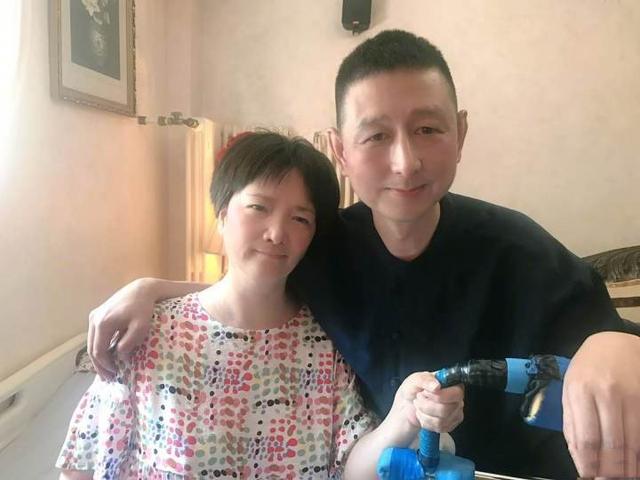 何晴住院照曝光，瘦了也浮肿了，与过往判若两人，好友曝去世细节