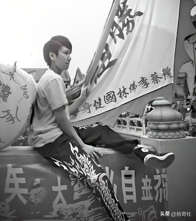 小太妹操控三中年男人，教训说她坏话男生，围殴后抛入大海中溺毙