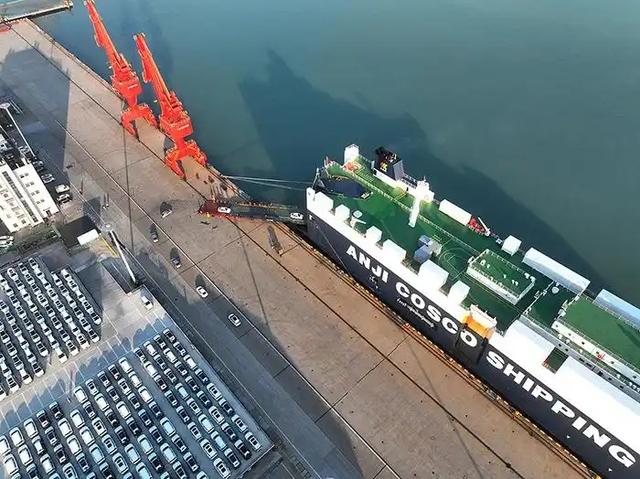 关税战惨败，特朗普施压34国对华加税100%，第一个“出头鸟”来了