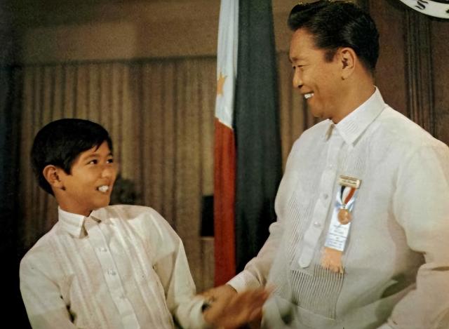 小马科斯陷入死局，关键时刻中方出手，为啥要给他递这个橄榄枝？