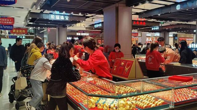 股票绿基金亏，不如买金稳稳睡！这届年轻人，正逐渐"大妈"化？