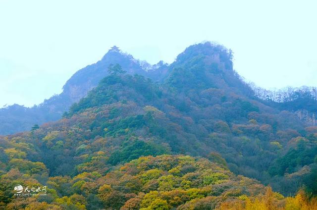 秋染天水白音山双乳峰：一幅大自然馈赠的立体画卷