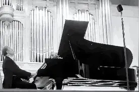 著名钢琴家里赫特诞辰110周年图片