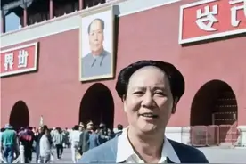 1991年，古月在天安门，一张罕见的留影，作为特型演员他神形兼备图片