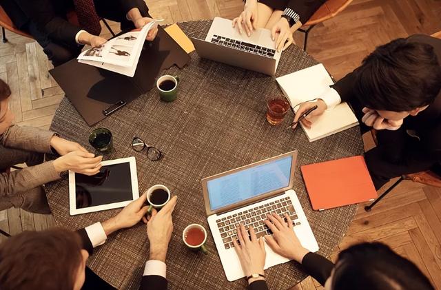 地铁萌娃高举奖状，全网被逗笑的背后，是无数人想逃离的童年