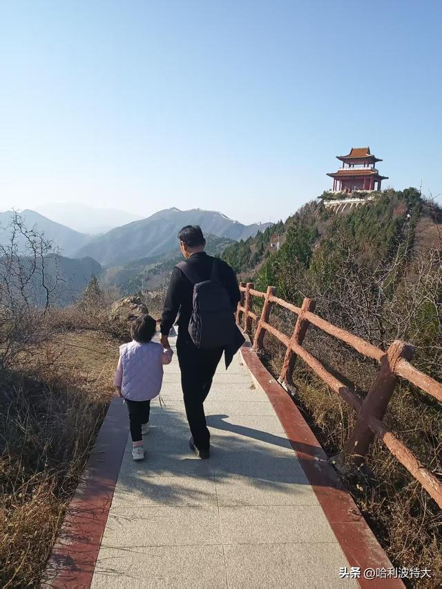 怒征西山公园，立在539.8米的顶峰