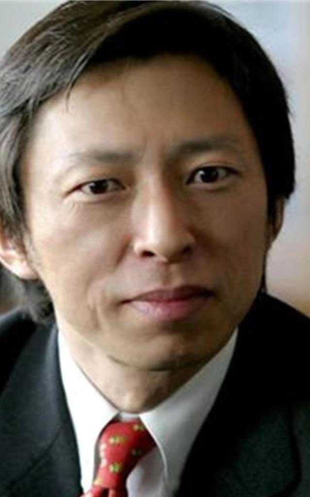60岁张朝阳公园现身：网友惊呼“真帅”，颜值能靠财富和才华吗？