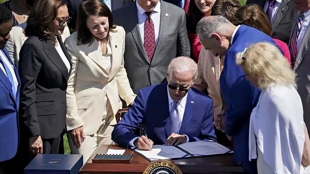 美国曝出惊天丑闻！拜登可能根本“没当过”总统	，任期签名非本人