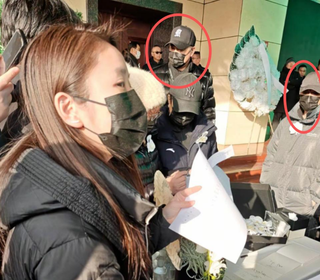 再见！何晴！许亚军疑现身告别现场，憔悴白发认不出，儿子两眼红