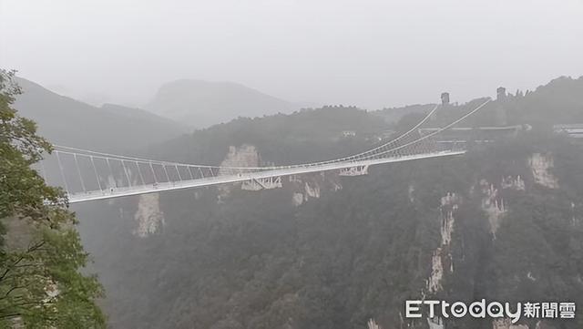 世界天梯最快66秒「直穿山壁」 体验「百龙天梯」顺着峭壁登顶