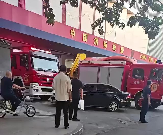 小车疑违停消防车库门口 警方回应