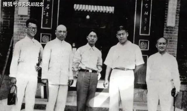他带八个团加入八路军，1955年仅授大校，去世后百位将军为他送行