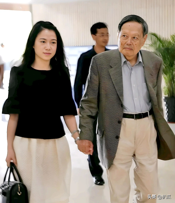 杨振宁葬礼刚结束，恶心的一幕就出现了！遗体盖国旗都被人质疑