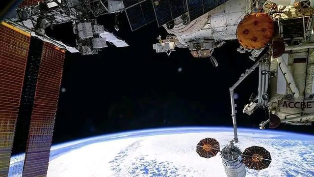 太空垃圾？美国天鹅座货船出故障，与国际空间站对接前“腿软”了