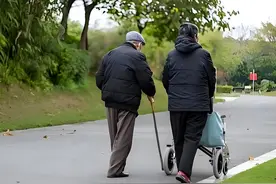 医生调查发现：夏天坚持早起散步的人，不出半年，身体或有3改变图片