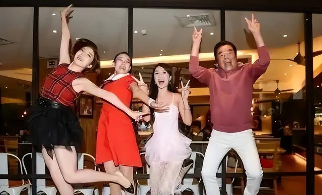 “6个老婆”同住一室，每人每月7万零花钱，71岁又娶第七房小娇妻
