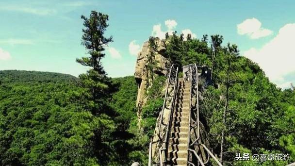 探秘黑龙江鸡冠山：地质奇观与人文记忆的交响