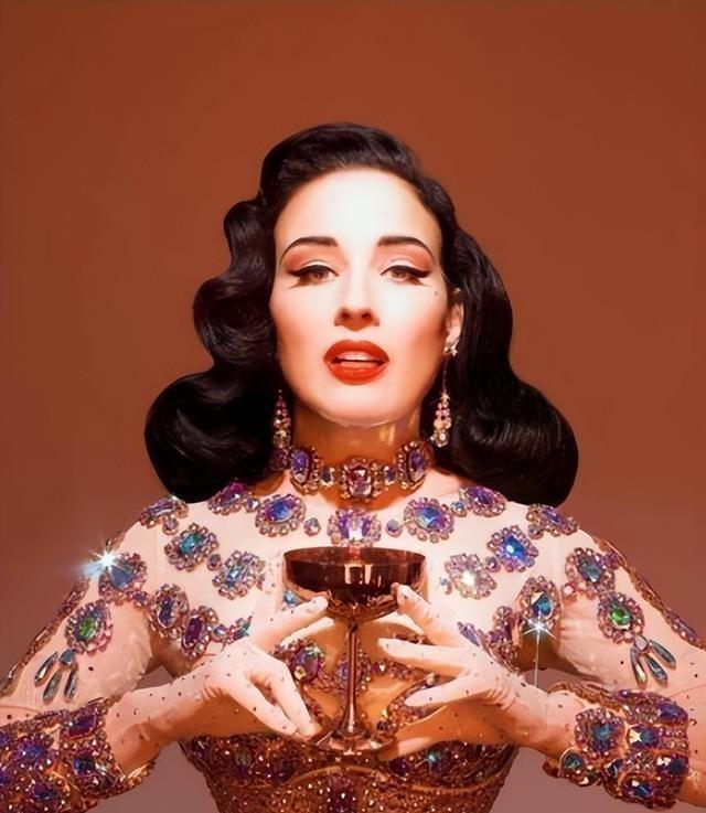 蒂塔：世界第一脱衣舞女，让男人痴迷，让女人惊叹，魅力四射