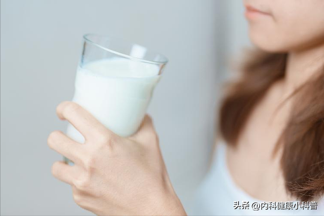 牛奶再次受到关注！医生发现：糖尿病患者喝牛奶时，多注意这5点