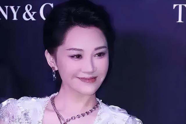 她一生 “风流成性、老少通吃”，撩汉无数，现如今56岁却依旧单身