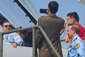 伊朗空军司令坐进歼-10CE座舱！“猛龙”在珠海被买家包围了？图片