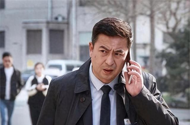 钱再多有什么用！55岁张嘉译现状曝光！病情严重到连走路都站不直