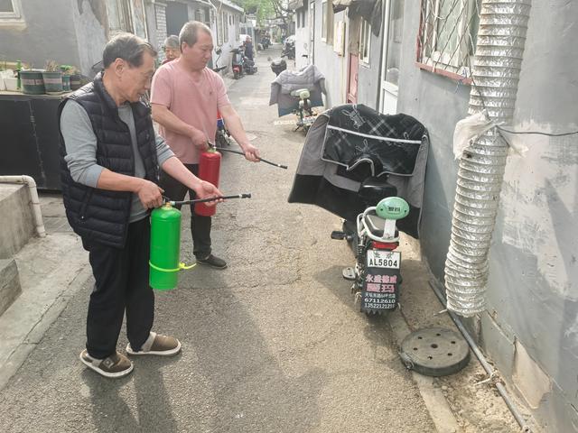 消防员手把手教学：居民学灭火、练逃生，掌握“保命技能”