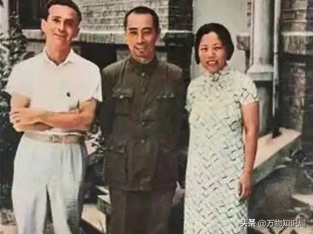 老照片：周总理当众跳起来，为邓大姐摘苹果，浪漫温馨少年气十足