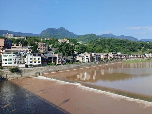 沿合（江）习（水）公路，跨越川黔边界