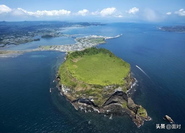 山海交融的独特火山锥景观 韩国济州岛的城山日出峰有四大地形看点