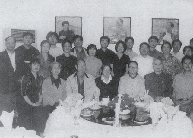 毛主席侄女北京开饭店，多次被砸	，朋友劝她公开身份，但被她拒绝