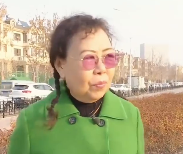 大妈相亲不要彩礼，直言喜欢年轻“壮小伙”，却惨遭52岁大叔拒绝