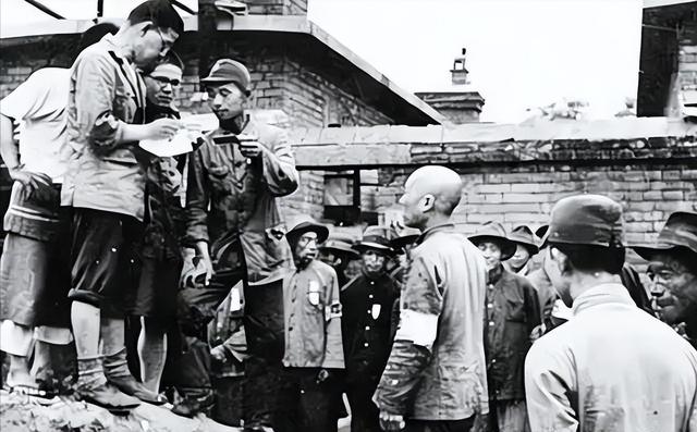 抗战时，一汉奸夜审地下党，拷打一半时忽发现，对方竟是自家亲戚