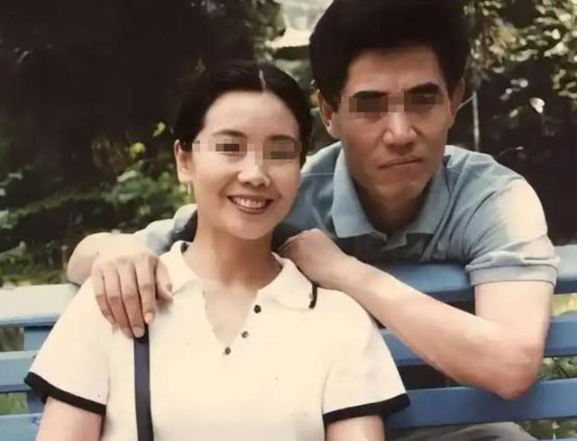 苏州夫妻 AA 制 36 年，妻子临终前递给儿子存折，取钱时他僵在银行