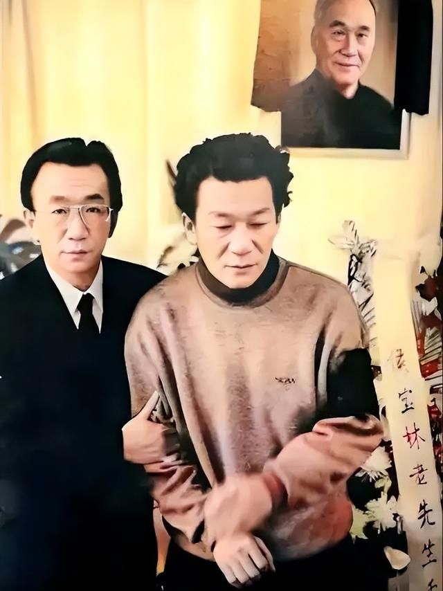 79岁侯耀华晚年凄凉！独居北京无保姆照料，家里脏乱差环境寒酸