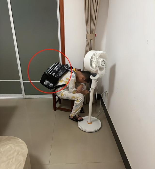 家长联手警察给迷恋手机男孩上了一课