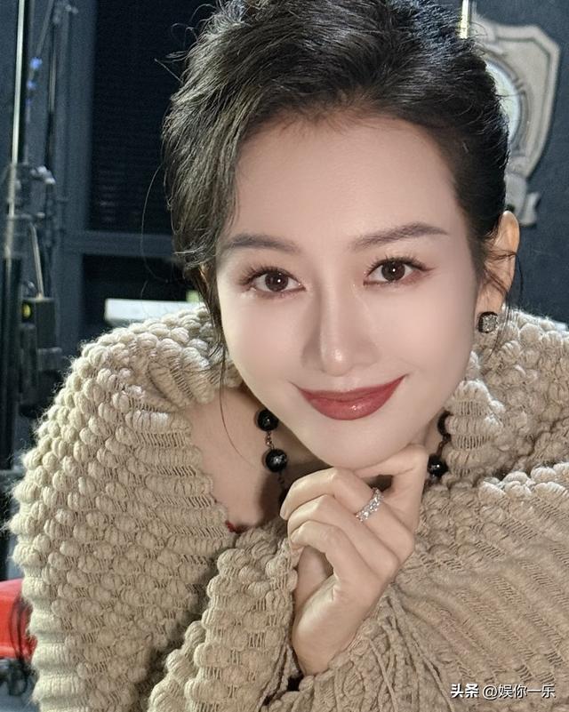 王鸥晒美照，坐实已嫁何九华！两手托着苹果，婚戒戴在中指超晃眼