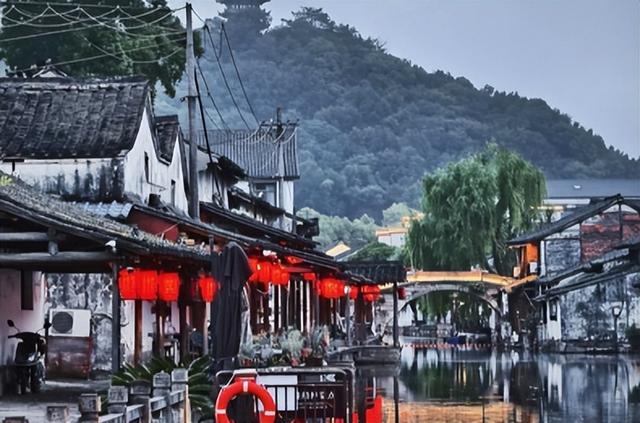 1亿年轻人集体“撤退”！旅游业火爆如常，为何景区却冷清成空城