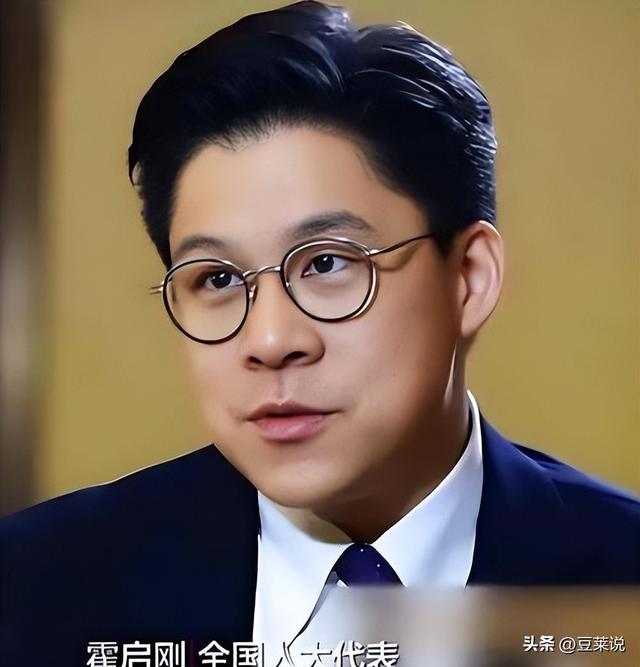 全网恭喜！45岁霍启刚又升职了，级别很高，妻子郭晶晶立了大功！