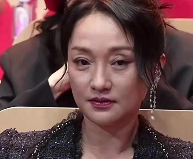 50岁周迅头发花白，抿嘴模样一脸沧桑认不出，无儿无女成最大缺憾