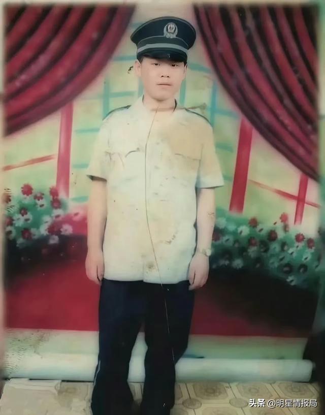 早期岳云鹏在北京做保安的照片，现在终于出人头地了 ​​​