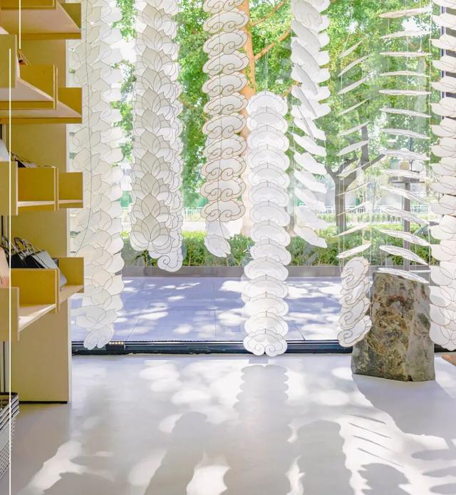 在三里屯逛殡葬店，买到了人生墓碑